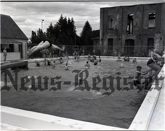 1938-6-16 McMinnville swim pool