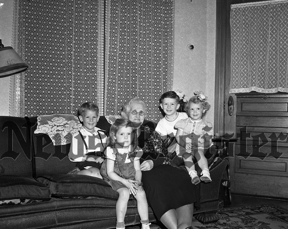 1940-5-16 Mrs. W.L. Warren & great grandchildren-1