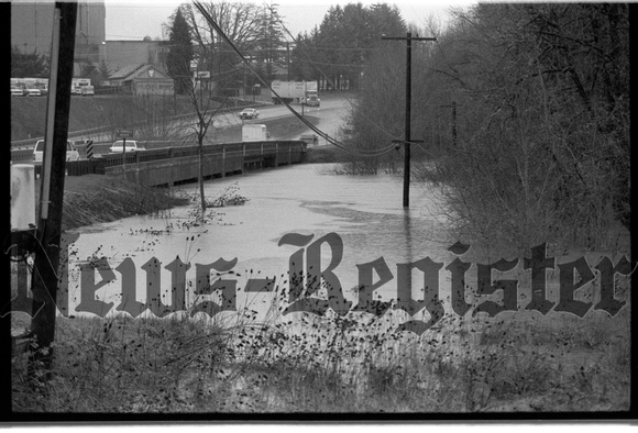 1996-2-10 Flooding at Hwy 99W bridges near Hwy 47 09.jpg