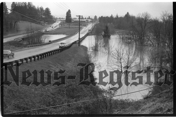 1996-2-10 Flooding at Hwy 99W bridges near Hwy 47 01.jpg