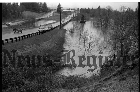 1996-2-10 Flooding at Hwy 99W bridges near Hwy 47 03.jpg