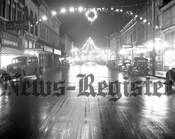 1937-12-17 McMinnville Christmas decorations, Third Street-1