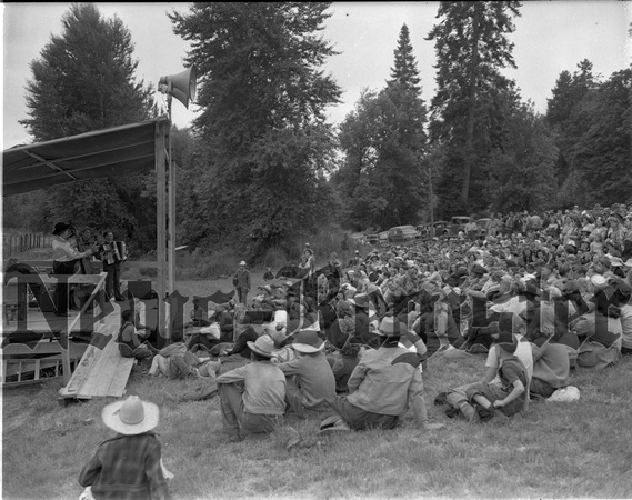 1944-8-23 Alderman Farm picnic used in 8-31 TR  2.jpeg
