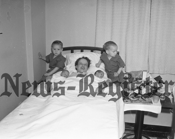 1941-03-27 Mr. & Mrs. Murray Haynes & twins; Yamhill-1
