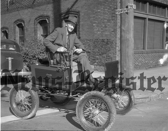 1949-6 Wortman Car after accident 2.jpeg