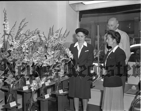 1945-10-4 Garden Club show Mrs. W.C. Stryker, Mrs. K.A Hartzell, Mr.___ 2.jpeg