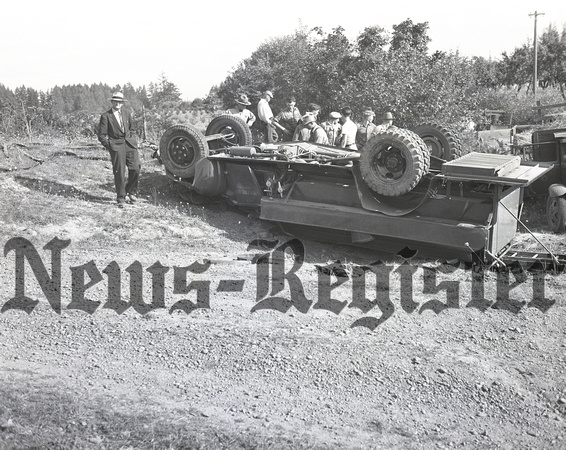 1943-09-09 Rossner hurt in McMinnville Fire Dept vehicle accident-1