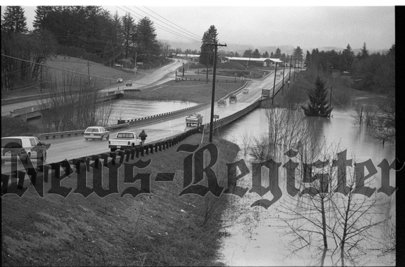 1996-2-10 Flooding at Hwy 99W bridges near Hwy 47 04.jpg