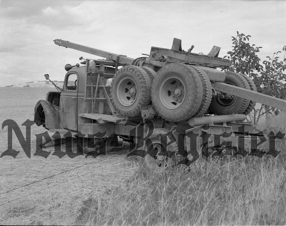 1949-8-25 Accident car and truck.jpeg