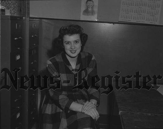 1949-4-28 Majors, Donna (Miss McMinnville candidate) 1.jpeg