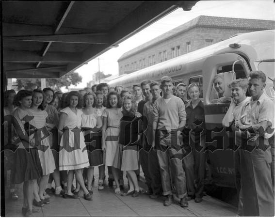 1946-7-25 Florida summer school teens visit Mac.jpeg