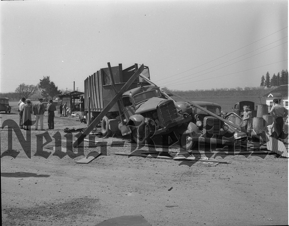 1949-4 Wreck truck and car at Dayton Wye 1.jpeg