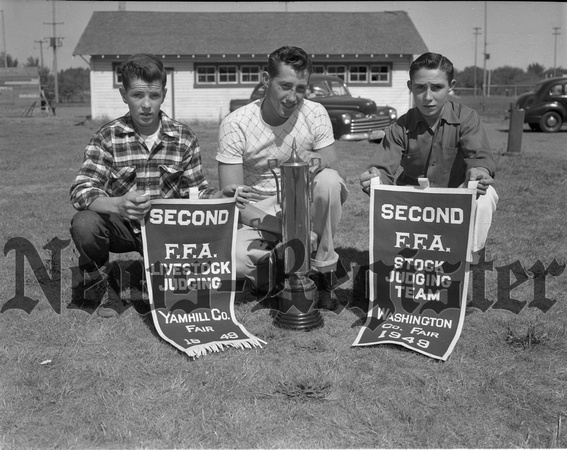1949-9-15 Mcminnville FFA winners at State Fair.jpeg