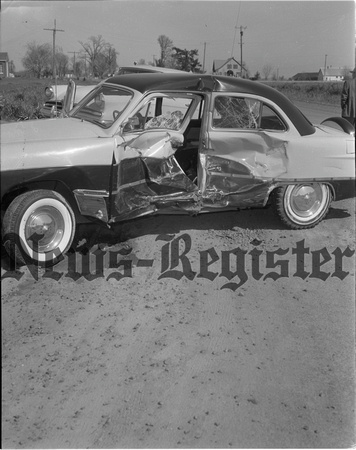 1955-4-7 3 Women hurt in 99W crash 4.jpeg