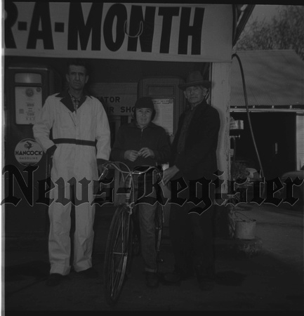 1955-4-7 Man gives prize bike to Carlton News-Register Carrier 7.jpeg