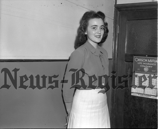 1945-11-21 Margaret Marks, Linfield V-Queen candidate 1.jpeg