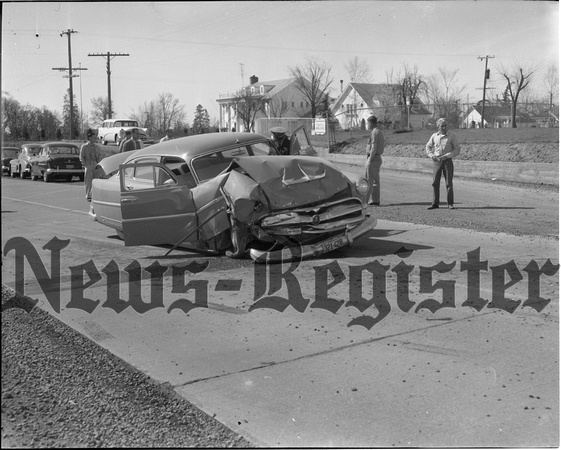 1955-4-7 3 Women hurt in 99W crash 3.jpeg