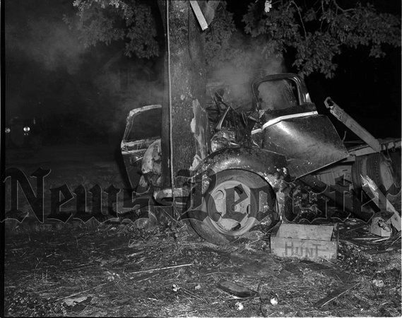 1945-9-13 Cyphers truck crash near Aldermans Farm, 3 die in Fiery wreck 1.jpeg