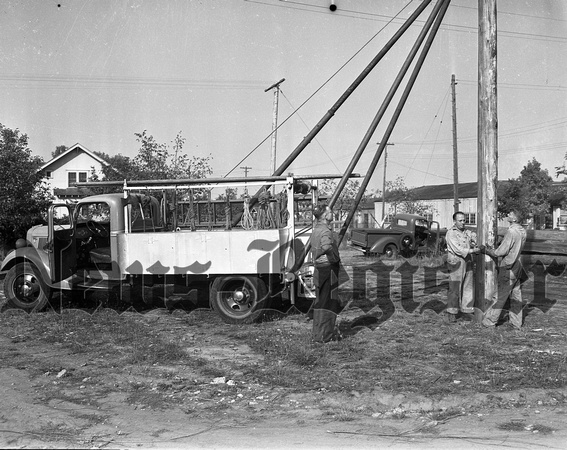 1938-10-20_McMinnville Water & Light; line service truck-3