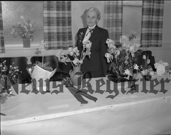 1949-5-5 McMinnville garden Club Flower Display 2.jpeg