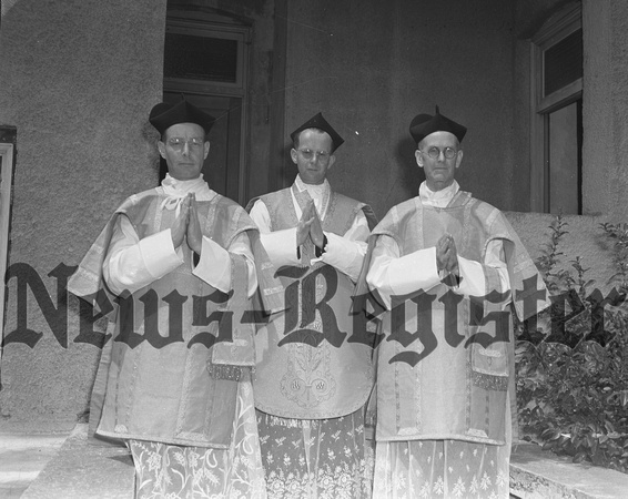 1940-6 Rev. Louis Hermens reads first mass