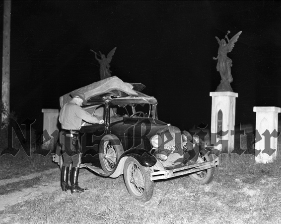 1939-5-18 MVA at St. James Cemetery entrance