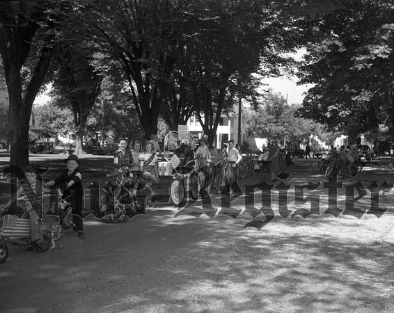 1940-5 Ward's Bicycle Parade-7