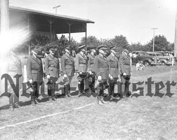 1937-6-10 Clevenger & Mekkers give medals to heroes-2