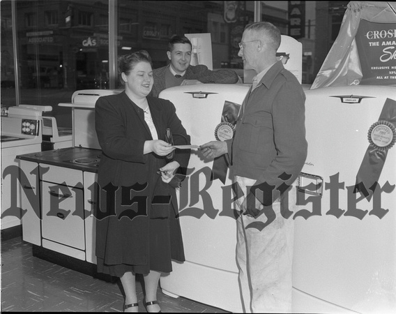 1949-12-15 Honn, Mrs. Elizabeth-winner of salcador form Farnham's Electric .jpeg