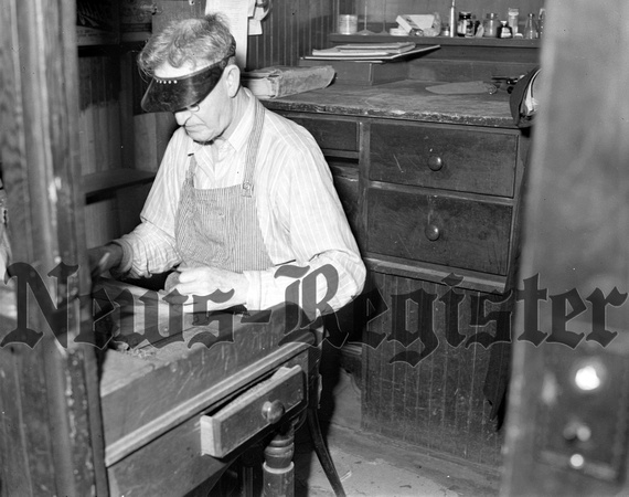 1945-8-9 Fenton Turner cigar maker.jpeg