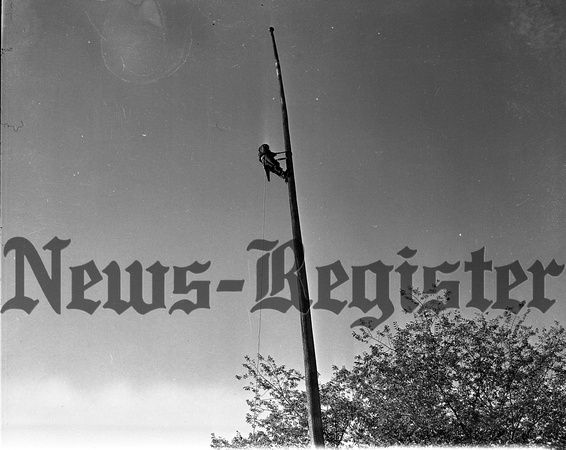 1938-9-1_Mark Wildgrube climbs Courthouse Flagpole-2