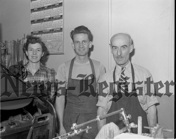 1949-12-22 T-R Staff for Christmas Issue 2.jpeg
