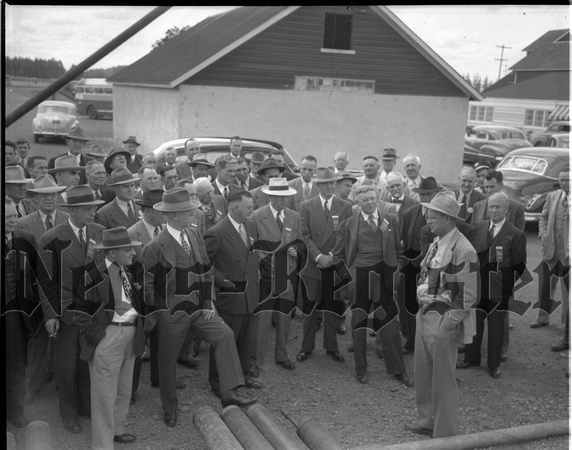 1946-7-4 Portland Chamber of Commerce visit to Yamhill County 5.jpeg
