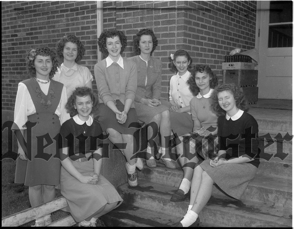 1946 or 1947 Dayton High girls group.jpeg