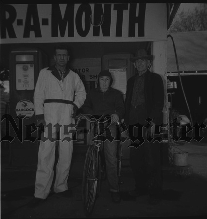 1955-4-7 Man gives prize bike to Carlton News-Register Carrier .jpeg