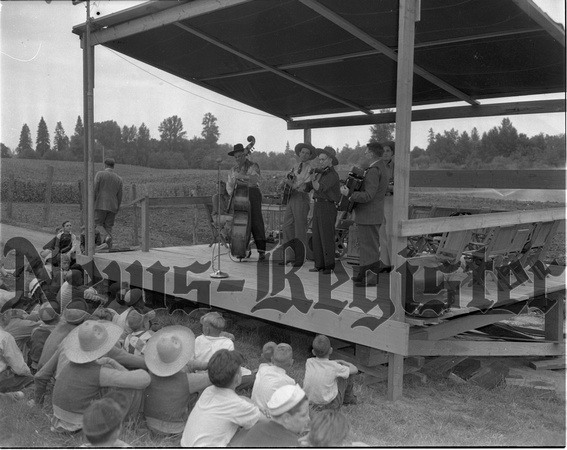 1944-8-23 Alderman Farm picnic used in 8-31 TR  15.jpeg