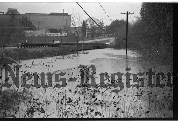 1996-2-10 Flooding at Hwy 99W bridges near Hwy 47 08.jpg