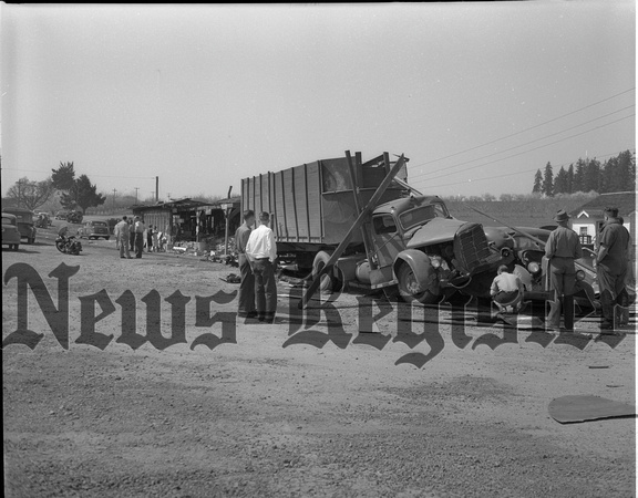 1949-4 Wreck truck and car at Dayton Wye 3.jpeg