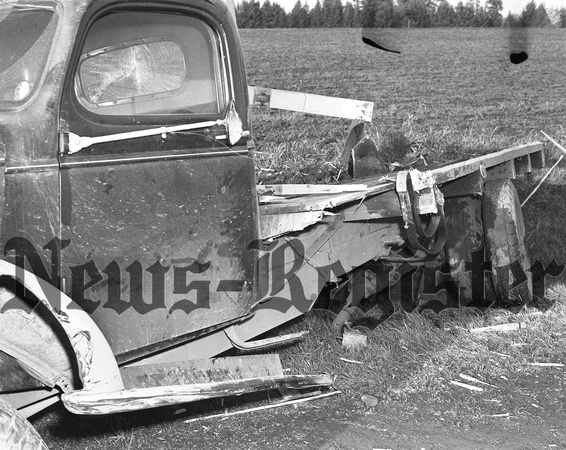 1940-1-13 MVA truck car accident-4