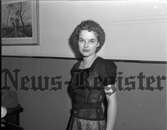 1945-11-29 Doris Johnson, Carlton V-Queen candidate 1.jpeg