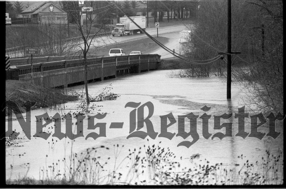 1996-2-10 Flooding at Hwy 99W bridges near Hwy 47 10.jpg