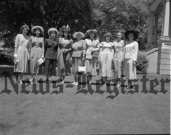 1949-6-9 Miss McMinnville contestants.jpeg