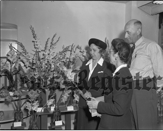 1945-10-4 Garden Club show Mrs. W.C. Stryker, Mrs. K.A Hartzell, Mr.___ 3.jpeg