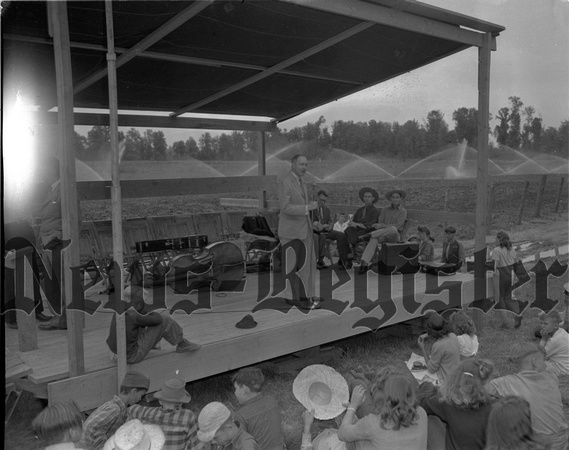 1944-8-23 Alderman Farm picnic used in 8-31 TR  12.jpeg