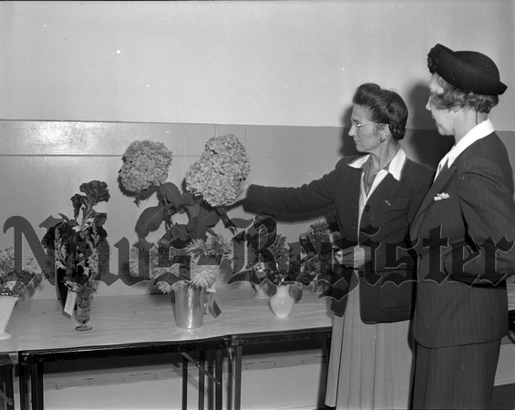 1945-10-4 Garden Club show Mrs. W.C. Stryker, Mrs. K.A Hartzell, Mr.___ 1.jpeg