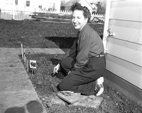 1943-02-25 Mrs. Jack Duerst planting garden