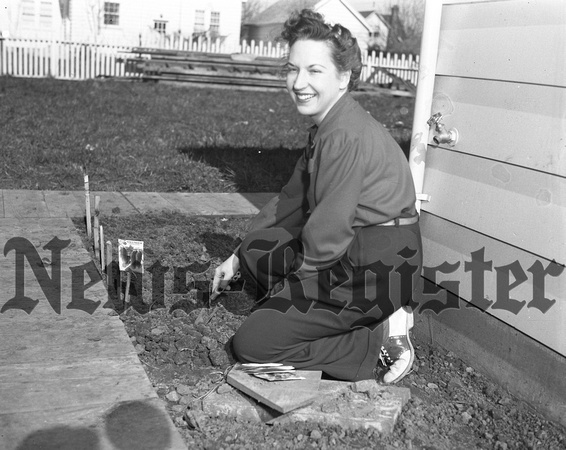 1943-02-25 Mrs. Jack Duerst planting garden