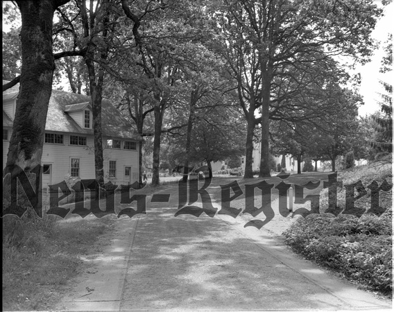 1944-6 Linfield Driveway 1.jpeg
