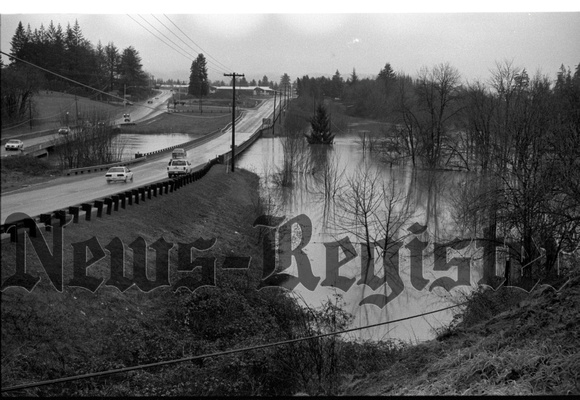 1996-2-10 Flooding at Hwy 99W bridges near Hwy 47 02.jpg