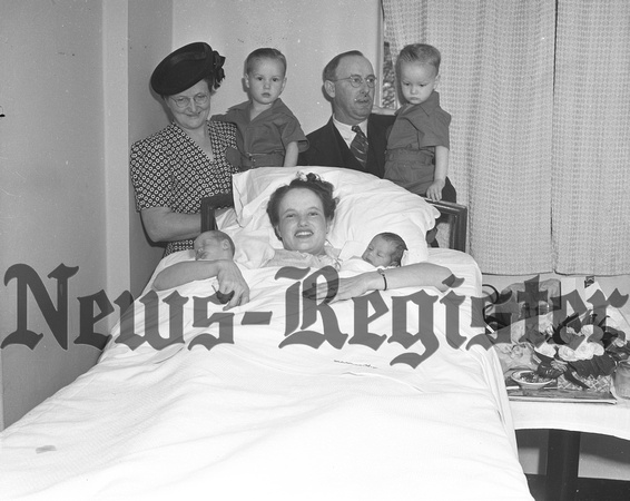 1941-03-27 Mr. & Mrs. Murray Haynes & twins; Yamhill-2